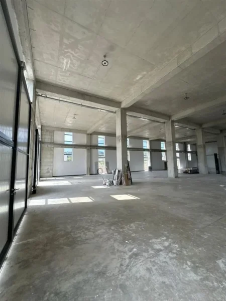 Tirane, jepet me qera magazine Kati 0, 800 m² 4.800 € (mezez)