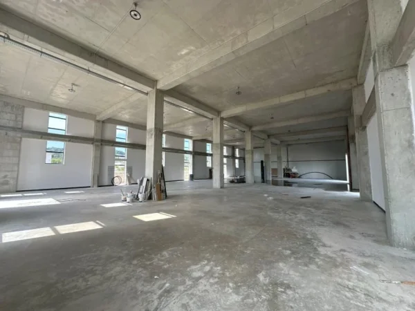 Tirane, jepet me qera magazine Kati 0, 800 m² 4.800 € (mezez)