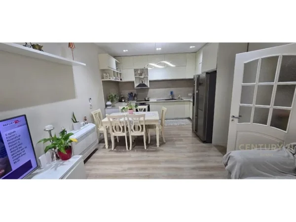 Tirane, jepet me qera apartament 2+1 Kati 2, 120 m² 800 € (Don Bosko)