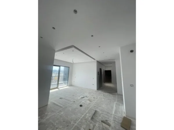 Tirane, jepet me qera ambjent biznesi Kati 13, 83 m² 1.000 € (Qender e Tiranes)