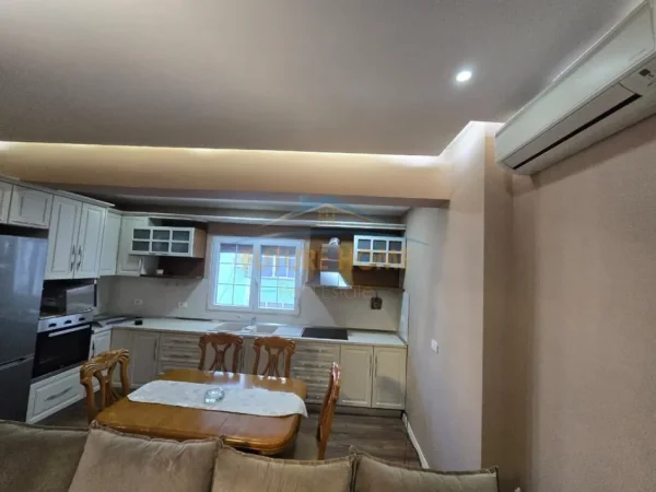 Tirane, jepet me qera apartament 2+1+Ballkon Kati 4, 99 m² 700 € (Rruga Dritan Hoxha)