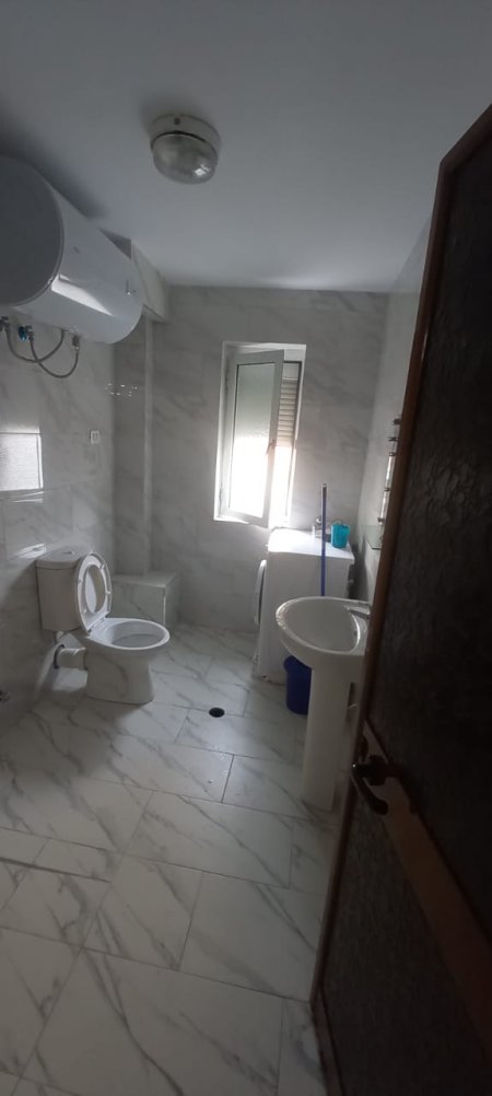 Tirane, jepet me qera apartament 1+1+BLK Kati 3, 70 m² 40.000 Leke (rruga Fortuzi)