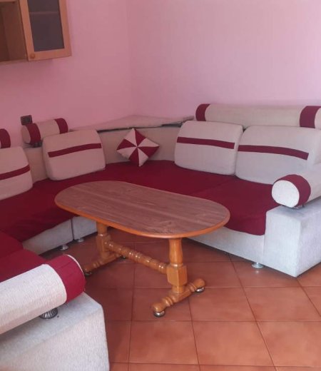 Tirane, jepet me qera apartament 1+1 Kati 4, 60 m² 30.000 Leke (100 m nga Bar Oslo,Xhamllik)