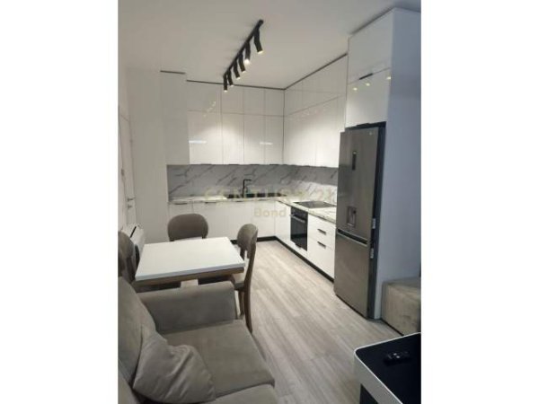 Tirane, jepet me qera apartament 1+1+A+BLK Kati 5, 68 m² 600 Euro (Komuna e Parisit,KIKA 2 !)
