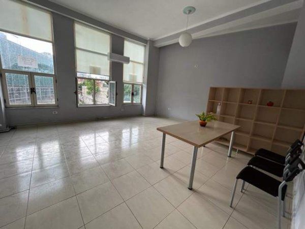 Tirane, jepet me qera ambjent biznesi Kati 2, 47 m² 45.000 Leke tek Ish Ekspozita