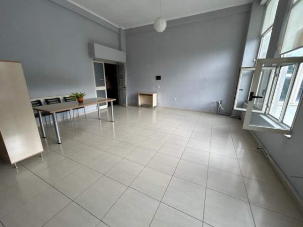 Tirane, jepet me qera ambjent biznesi Kati 2, 47 m² 45.000 Leke tek Ish Ekspozita