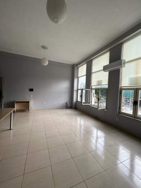 Tirane, jepet me qera ambjent biznesi Kati 2, 47 m² 45.000 Leke tek Ish Ekspozita