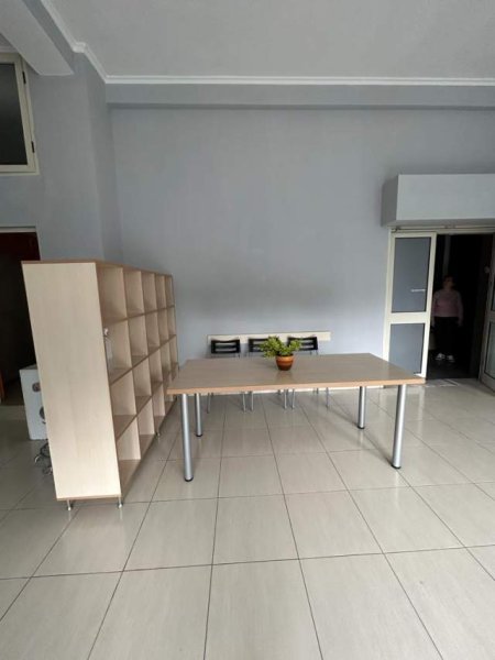 Tirane, jepet me qera ambjent biznesi Kati 2, 47 m² 45.000 Leke tek Ish Ekspozita