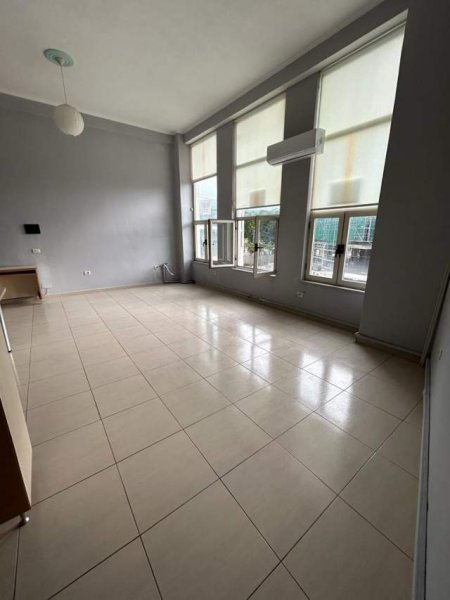 Tirane, jepet me qera ambjent biznesi Kati 2, 47 m² 45.000 Leke tek Ish Ekspozita