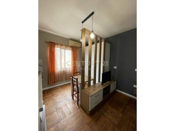 Tirane, jepet me qera apartament 1+1 Kati 3, 22 m² 270 Euro (Xhamlliku)