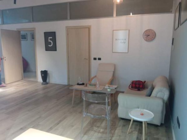 Tirane, jepet me qera zyre Kati 3, 55 m² 700 Euro (Rruga Sami Frasheri)