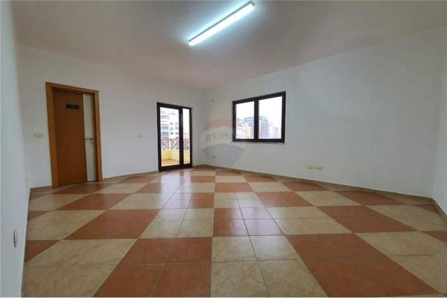 Tirane, jepet me qera zyre Kati 6, 130 m² 900 Euro (Ismail Qemali)