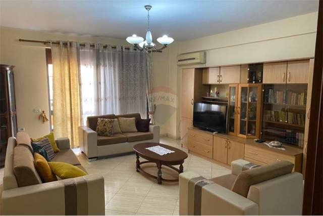 Tirane, jepet me qera apartament 1+1 Kati 7, 89 m² 400 Euro (Skender Luarasi)