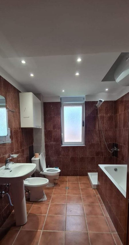 Tirane, jepet me qera apartament 2+1+A+BLK Kati 2, 110 m² 50.000 Leke (Rr. Qemal Stafa 255/1, perballe Qendres Linkoln, p)