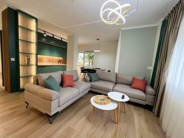 Tirane, jepet me qera apartament 2+1+BLK Kati 5, 110 m² 850 Euro (KOMUNA PARISIT)
