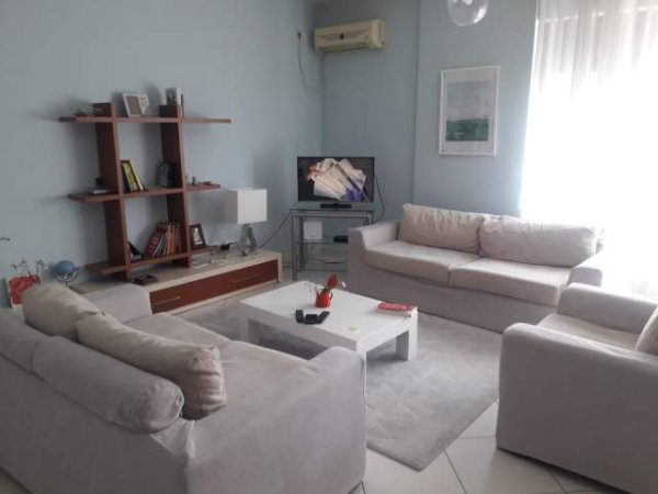 Tirane, jepet me qera apartament 2+1 Kati 9, 110 m² 700 Euro TEk Barrikadat prane Mon Amour