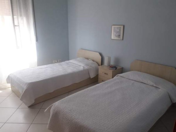 Tirane, jepet me qera apartament 2+1 Kati 9, 110 m² 700 Euro TEk Barrikadat prane Mon Amour