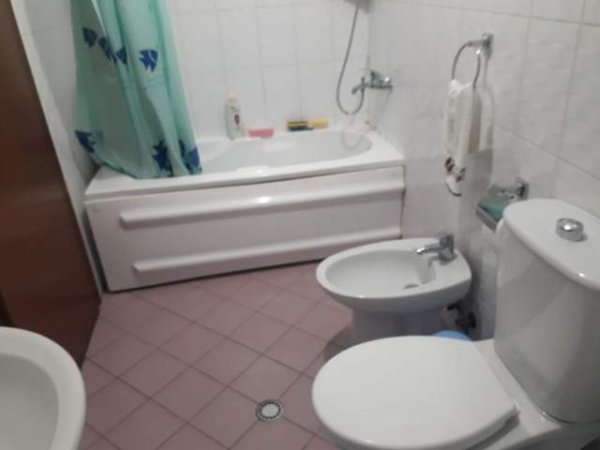Tirane, jepet me qera apartament 2+1 Kati 9, 110 m² 700 Euro TEk Barrikadat prane Mon Amour