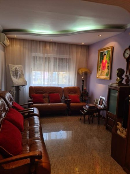 Tirane, jepet me qera apartament 3+1 Kati 5, 110 m² 600 Euro (prane karburant Kastrati)
