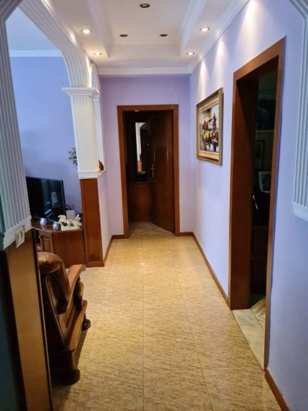 Tirane, jepet me qera apartament 3+1 Kati 5, 110 m² 600 Euro (prane karburant Kastrati)