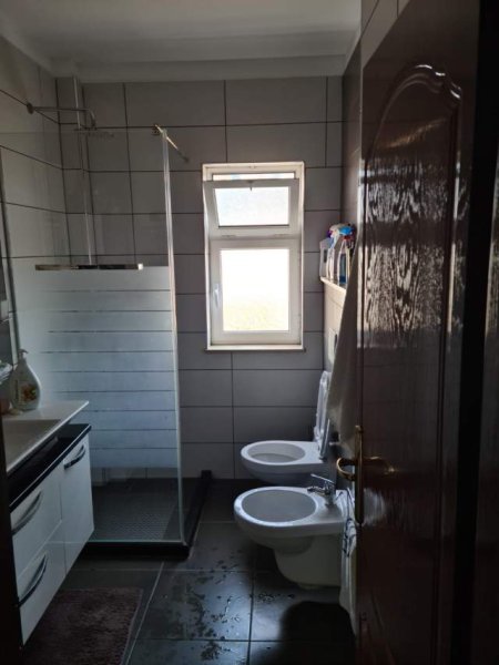 Tirane, jepet me qera apartament 3+1 Kati 5, 110 m² 600 Euro (prane karburant Kastrati)