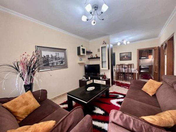 Tirane, jepet me qera apartament 2+1+BLK Kati 4, 85 m² 380 Euro (Diplomati)