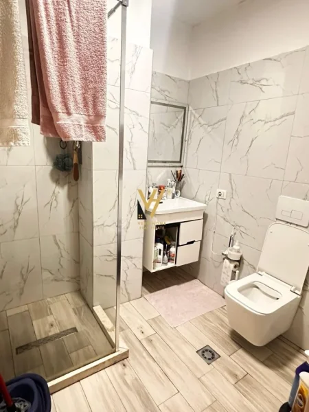 Tirane, jepet me qera apartament 2+1+Ballkon Kati 1, 75 m² 600 € (SELITE)