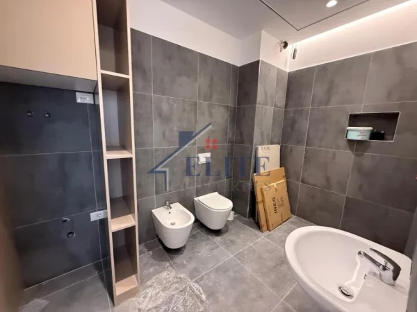 Tirane, jepet me qera apartament 1+1+Ballkon Kati 4, 70 m² 700 € (Ish Fusha e Aviacionit)