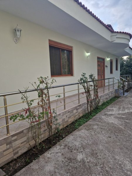 Tirane, jap me qera apartament 2+1 Kati 1, 146 m² 500 € (Laprake)