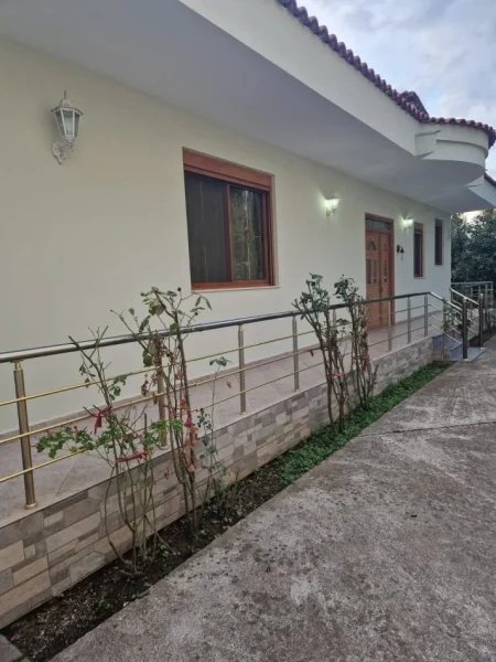 Tirane, jap me qera apartament 2+1 Kati 1, 146 m² 500 € (Laprake)