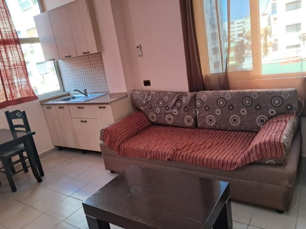 Tirane, jap me qera apartament 1+1 Kati 3, 40 m² 320 € (Rruga 5 maji)