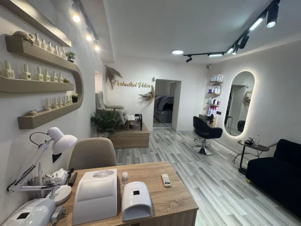 Tirane, shes ambjent biznesi Kati 0, 43 m² (Lulishtja Cajupi, rruga Komuna e Parisit)