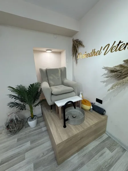 Tirane, shes ambjent biznesi Kati 0, 43 m² (Lulishtja Cajupi, rruga Komuna e Parisit)