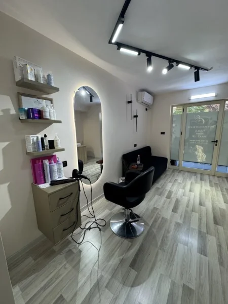 Tirane, shes ambjent biznesi Kati 0, 43 m² (Lulishtja Cajupi, rruga Komuna e Parisit)