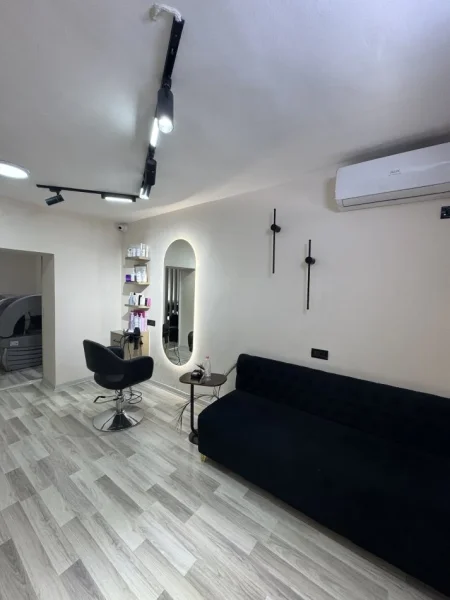 Tirane, shes ambjent biznesi Kati 0, 43 m² (Lulishtja Cajupi, rruga Komuna e Parisit)