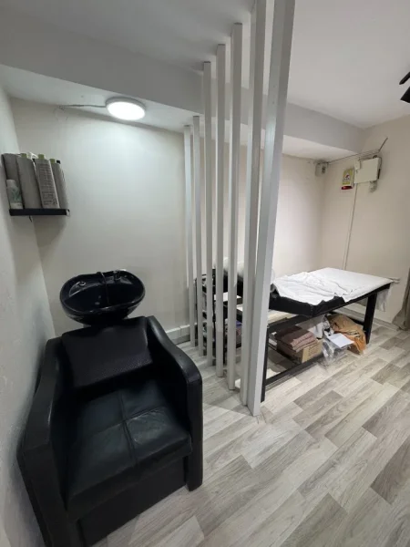 Tirane, shes ambjent biznesi Kati 0, 43 m² (Lulishtja Cajupi, rruga Komuna e Parisit)