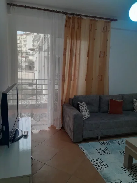 Tirane, jepet me qera apartament 1+1+Ballkon Kati 3, 73 m² 370 € 