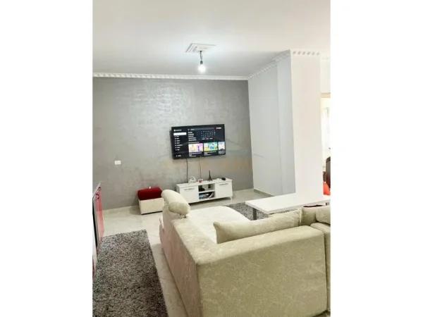 Tirane, jepet me qera apartament 2+1 Kati 2, 95 m² 700 € (Rruga Asim Vokshi)