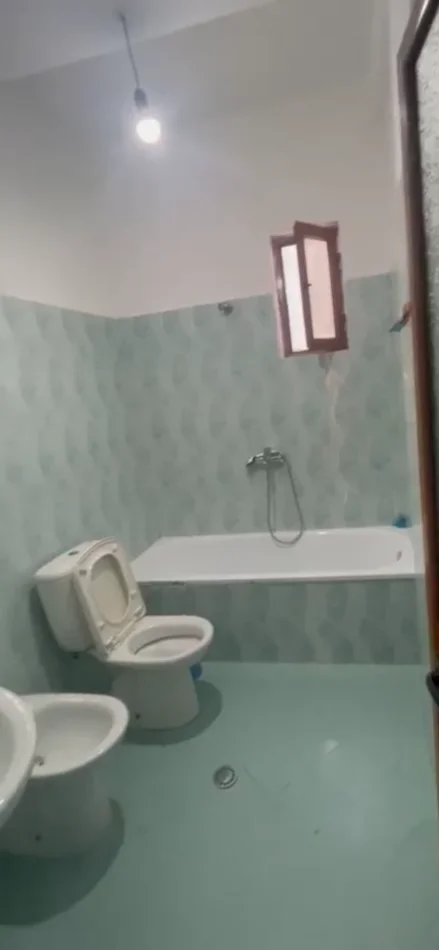 Tirane, jap me qera Vile 1+1 Kati 0, 499 m² 300 € (Rruga lisbona)