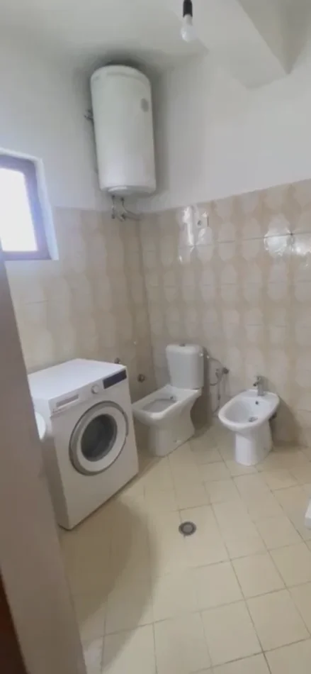 Tirane, jap me qera Vile 1+1 Kati 0, 499 m² 300 € (Rruga lisbona)