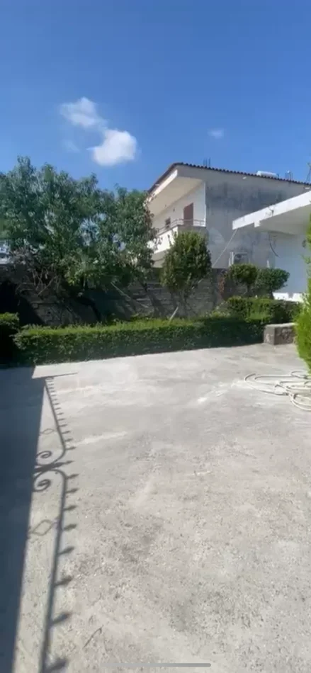 Tirane, jap me qera Vile 1+1 Kati 0, 499 m² 300 € (Rruga lisbona)