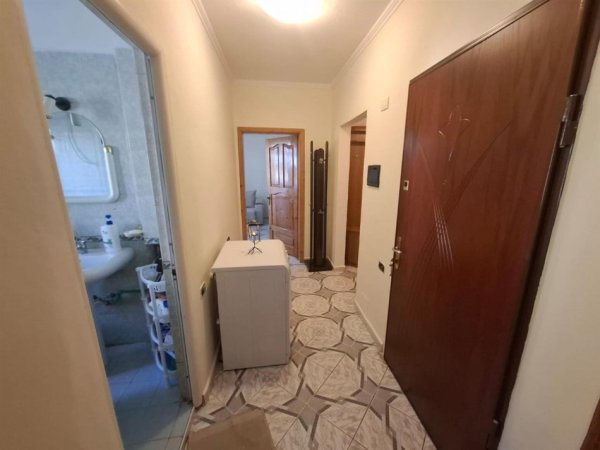 Tirane, jepet me qera apartament 1+1+Ballkon Kati 4, 55 m² 350 € (KINOSTUDIO)