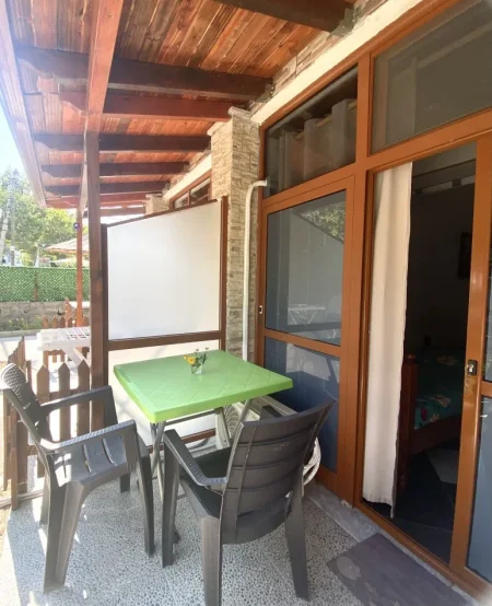 Vlore, jepet me qera garsonier Kati 1, 150 € .Ne cmim perfshihet parkimi,faturat e dritave ,ujit dhe internetit.