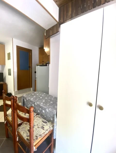 Vlore, jepet me qera garsonier Kati 1, 150 € .Ne cmim perfshihet parkimi,faturat e dritave ,ujit dhe internetit.