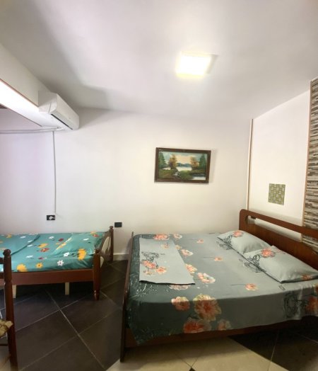 Vlore, jepet me qera garsonier Kati 1, 180 € .Ne cmim perfshihet parkimi,faturat e dritave ,ujit dhe internetit.