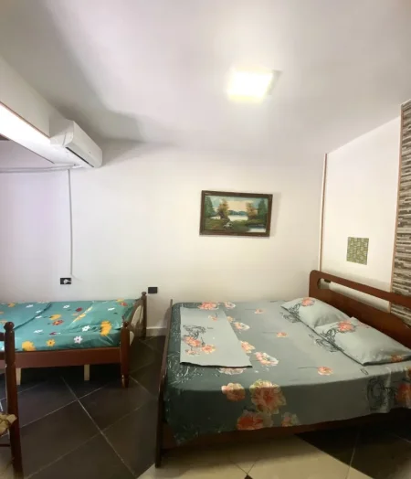 Vlore, jepet me qera garsonier Kati 1, 150 € .Ne cmim perfshihet parkimi,faturat e dritave ,ujit dhe internetit.