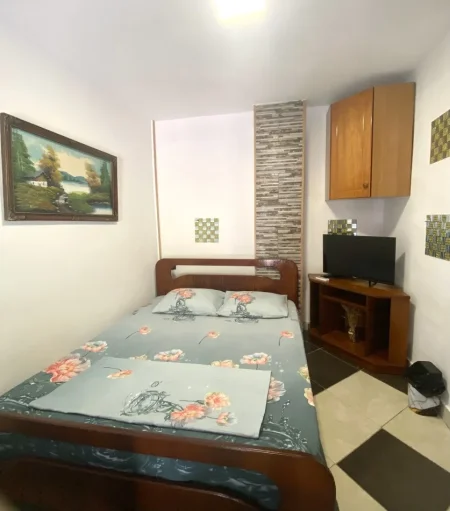 Vlore, jepet me qera garsonier Kati 1, 150 € .Ne cmim perfshihet parkimi,faturat e dritave ,ujit dhe internetit.