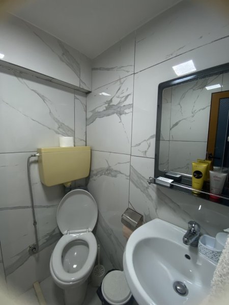 Vlore, jepet me qera garsonier Kati 1, 180 € .Ne cmim perfshihet parkimi,faturat e dritave ,ujit dhe internetit.