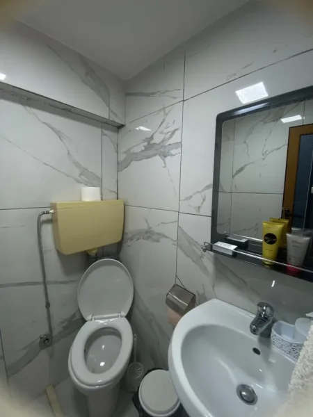 Vlore, jepet me qera garsonier Kati 1, 150 € .Ne cmim perfshihet parkimi,faturat e dritave ,ujit dhe internetit.