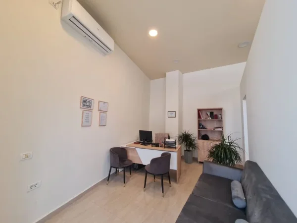Tirane, jepet me qera ambjent biznesi Kati 0, 44 m² 600 € (EKSPOZITA)